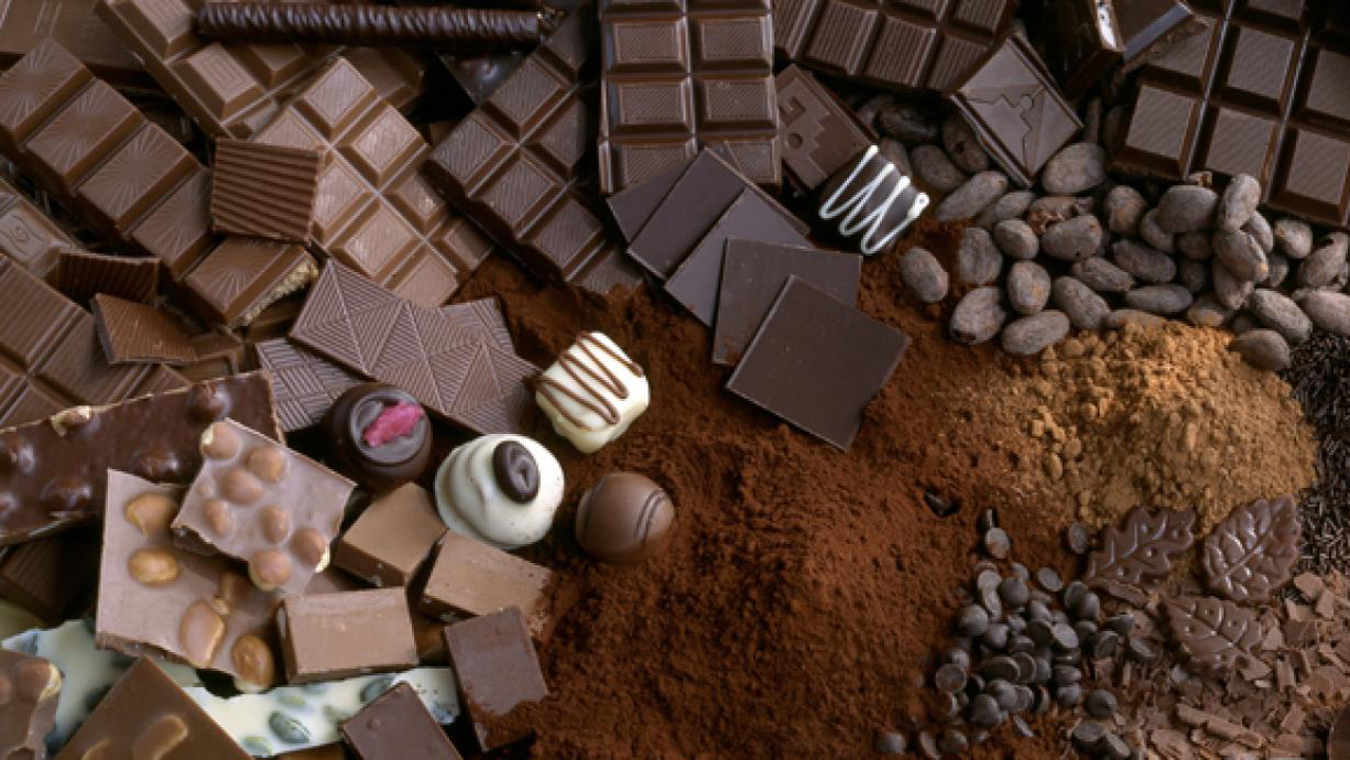 Olika former av choklad och chokladbönor.