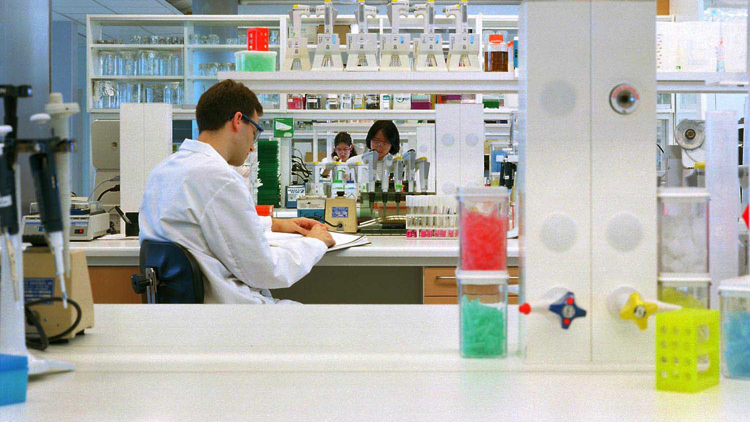 Man i vit rock på ett labb