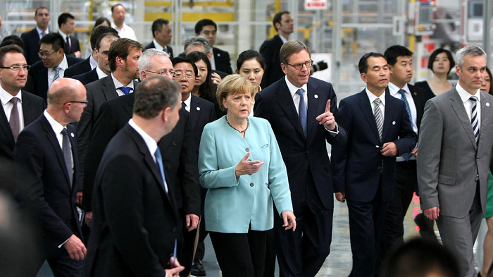 Förbundskansler Angela Merker vid ett besök på en bilfabrik