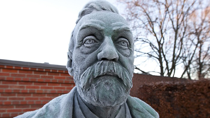 Staty av Alfred Nobel på KI.
