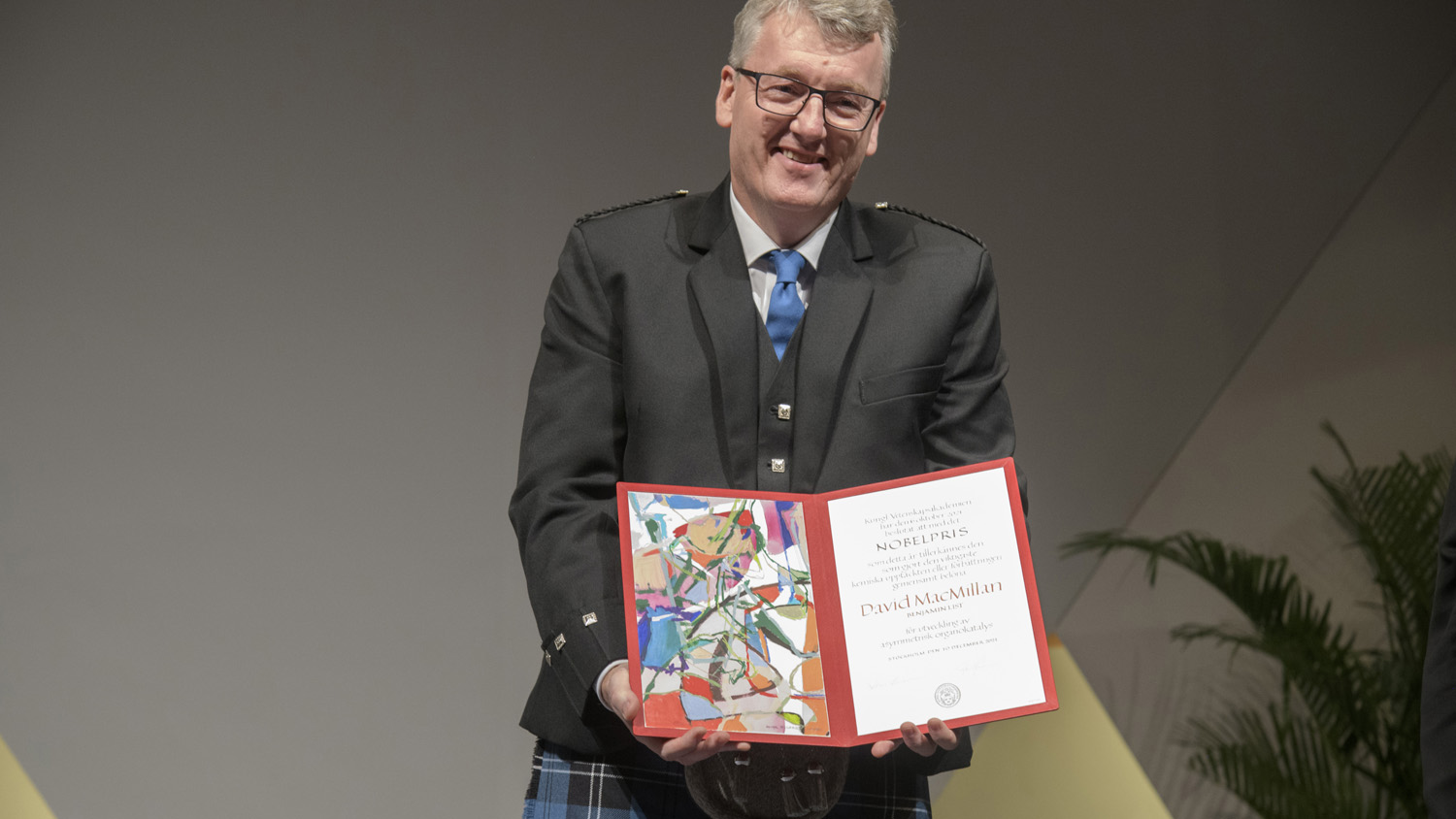David MacMillan visar sitt Nobelpris.
