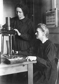 Marie Curie och hennes dotter Irène på radiuminstitutet i Paris 1921.