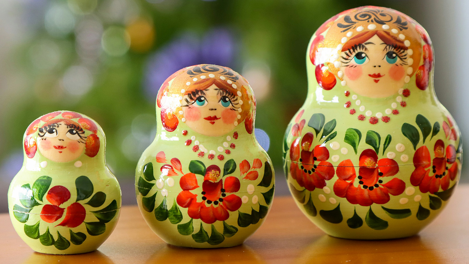 Tre ryska trädockor dockor uppställda i storleksordning.