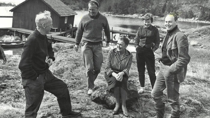 Askölaboratoriet i Trosa skärgård, svartvit bild med en grupp på fem personer.