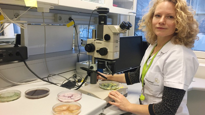 Sara Landvik i sitt laboratorium.