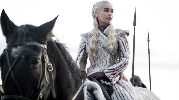 Drakdrottningen Daenerys Targaryen till häst.