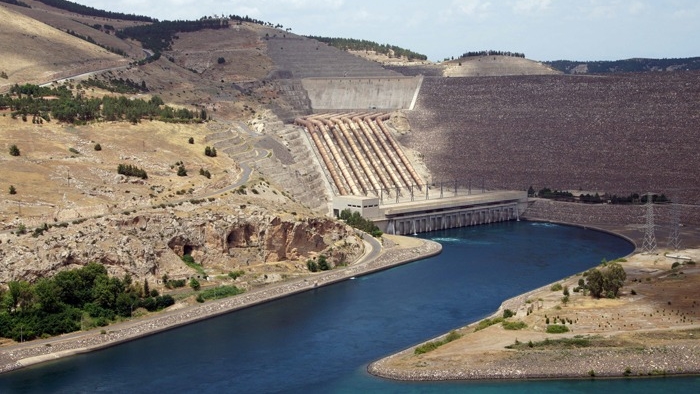 Dammbygge vid floden Eufrat
