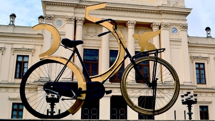 cykel med utsmyckad med guldatterealjer för att fira Lunds universitets 350-årsjubileum.