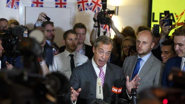 Nigel Farage, ledare för Brexitpartiet ståendes bland reportrar.