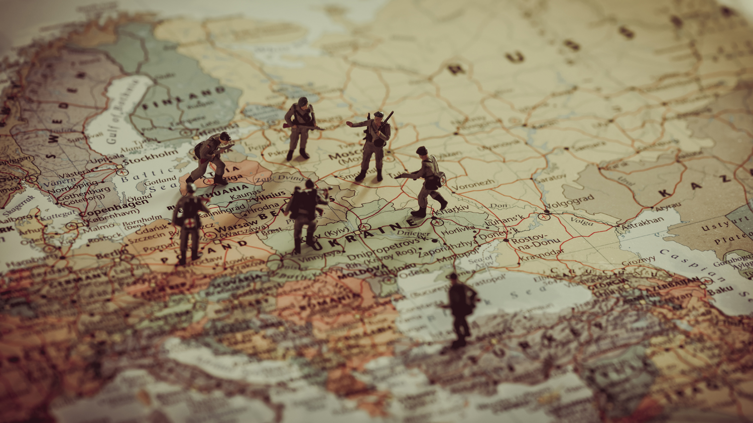 Militära figurer står på en karta över östra Europa.