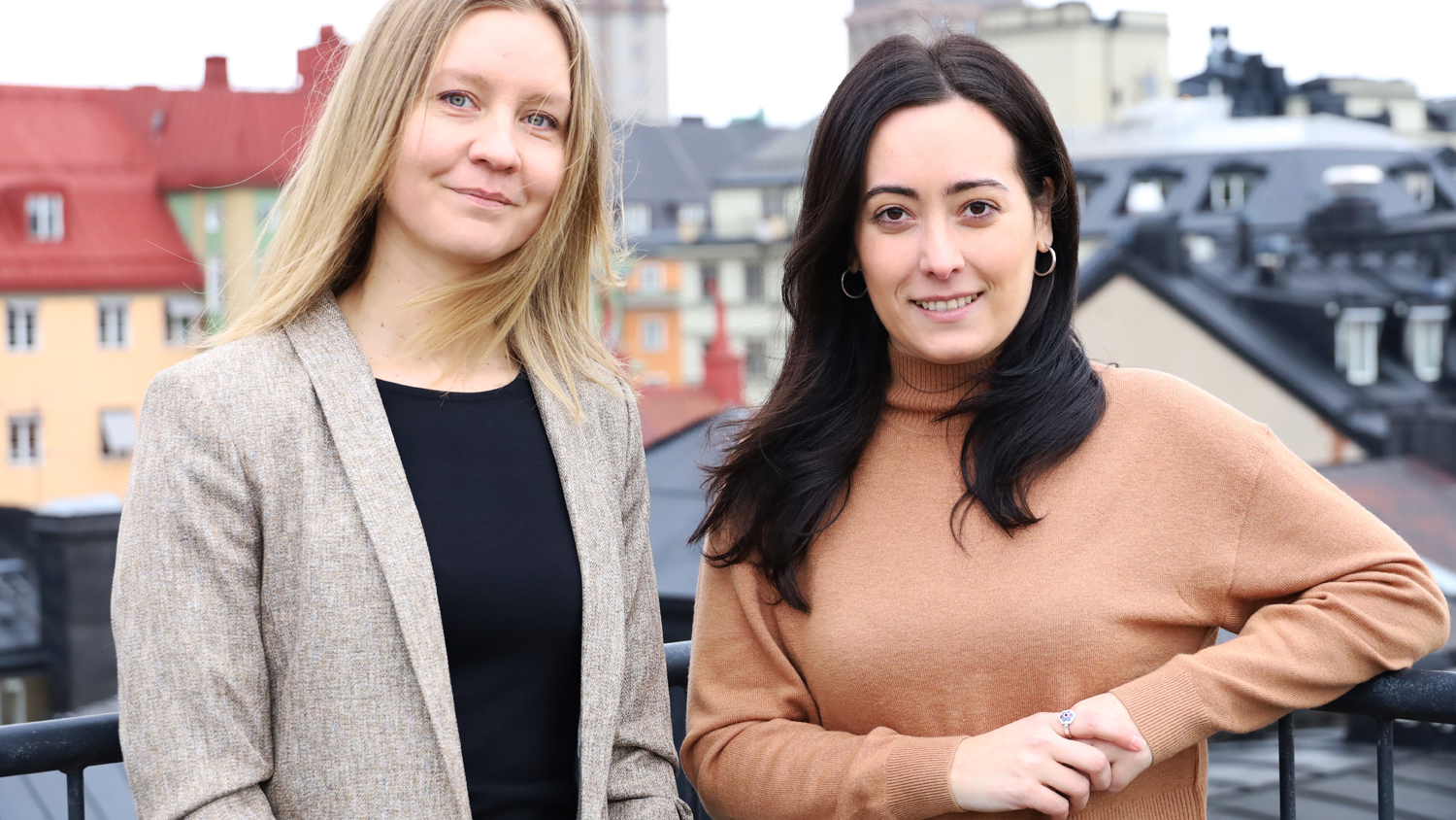 Kirsti Jylhä och Julia
Mosquera står framför ett räcke. I bakgrunden syns hustak.