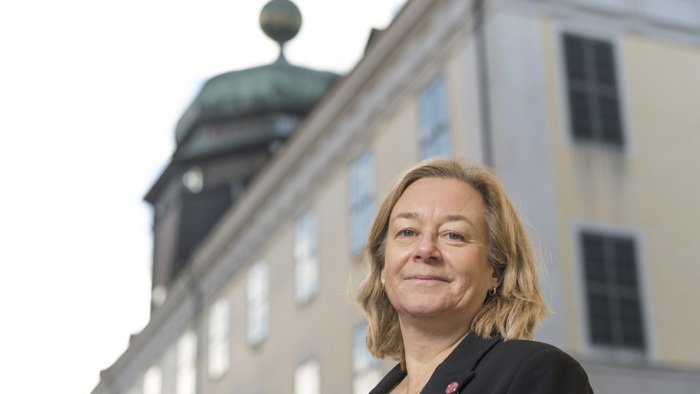 Marika Hedin står utanför Gustavianum i Uppsala.