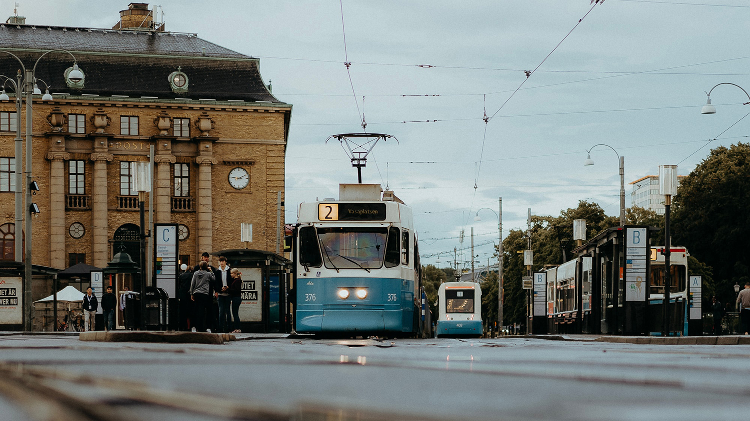Foto från Drottningtorget, utanför centralstationen i Göteborg med spårvagnar.