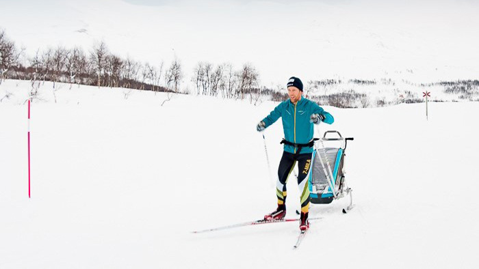 Martin Rosvall åker längdskidor i fjällvärlden.
