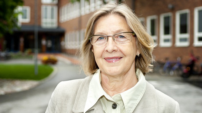 Christina Hultman står på Karolinska institutets campusområde.