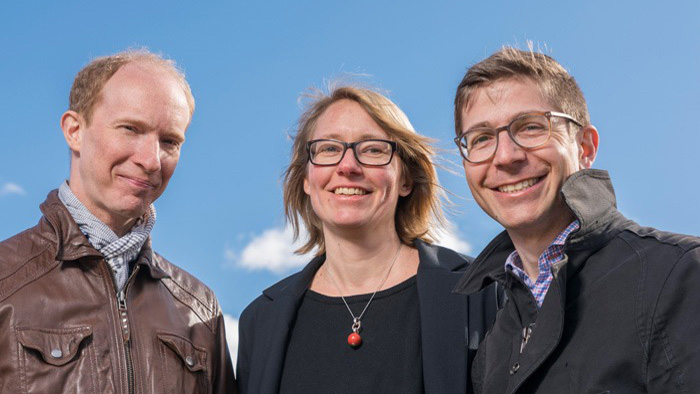 Magnus Lundgren, Andrea Hinas och Lionel Guys står bredvid varandra. I bakgrunden syns en blå himmel.