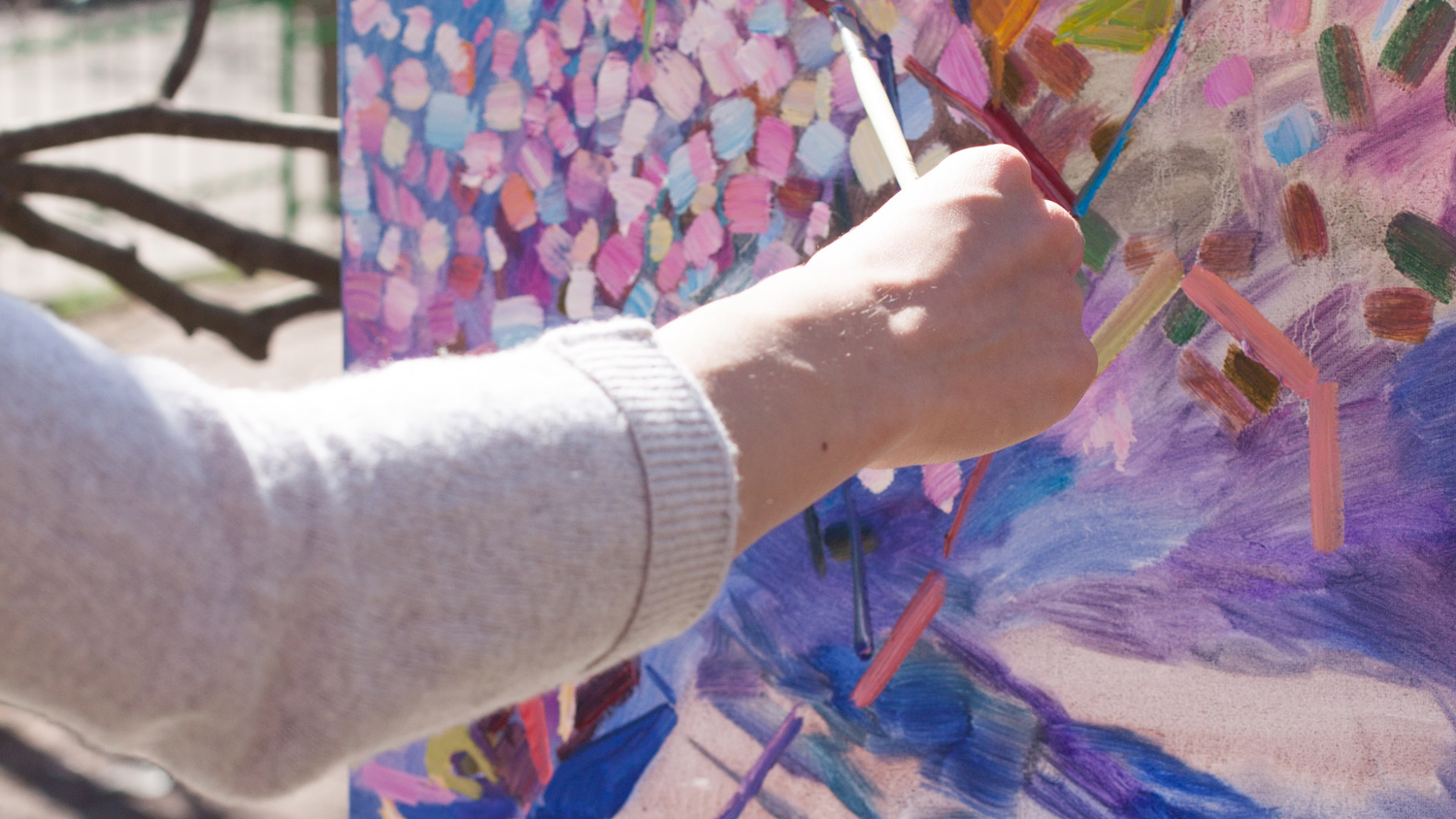 Person håller i pensel och målar en akvarell.