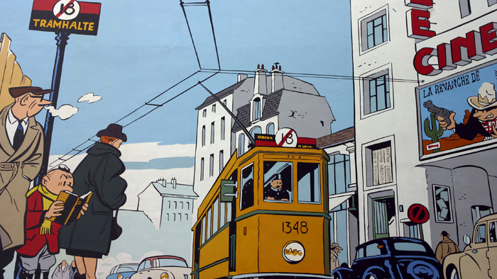Väggmålning i Bryssel med spårvagn, bilar, människor och hus.