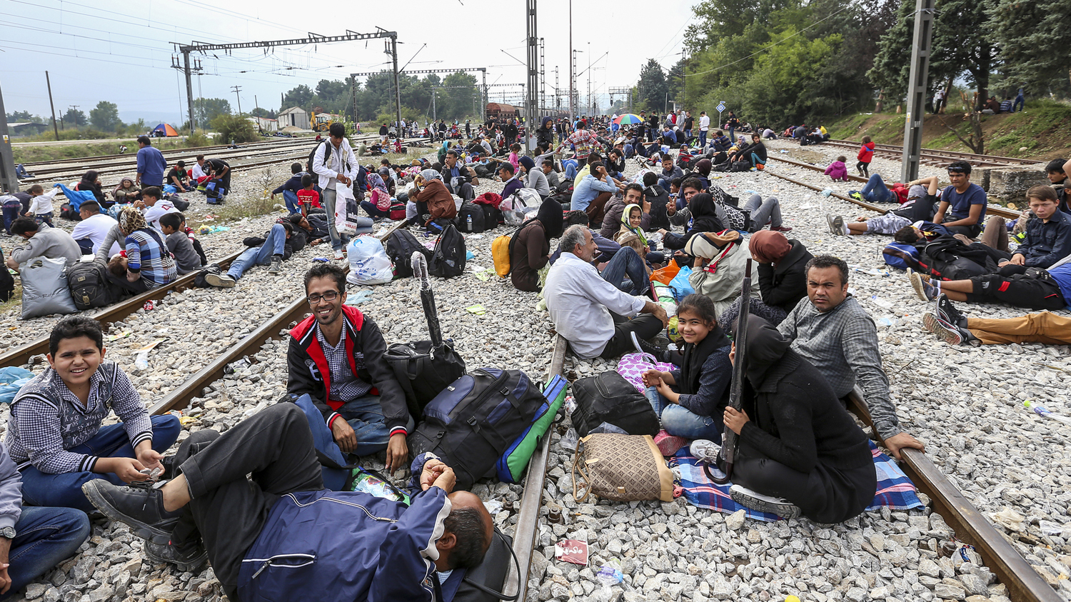 Många migranter sitter på järnvägsspåret 
