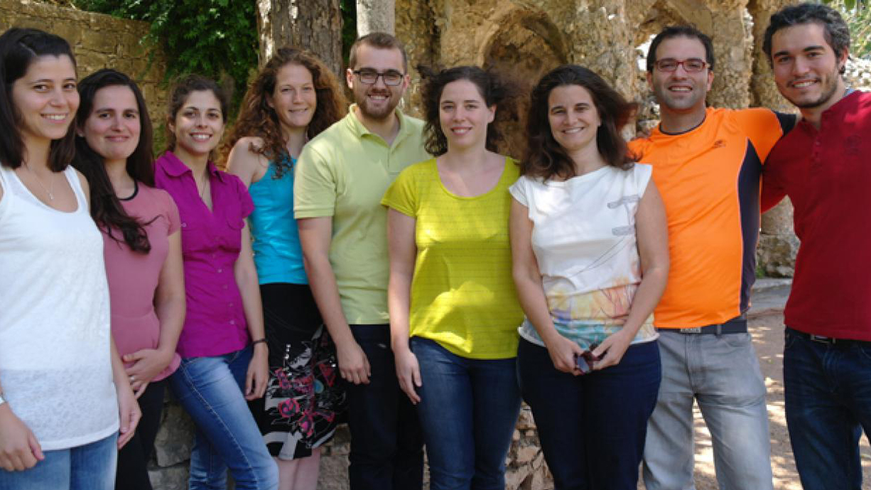 Gruppbild på forskare i utomhusmiljö i Portugal.