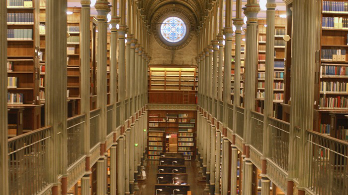 Interiör av bibliotek i flera plan.
