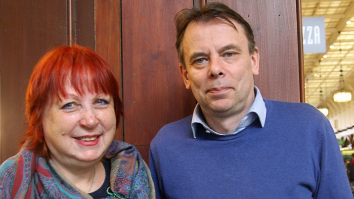 Margareta Oudhuis och Stefan Tengblad står framför trävägg.