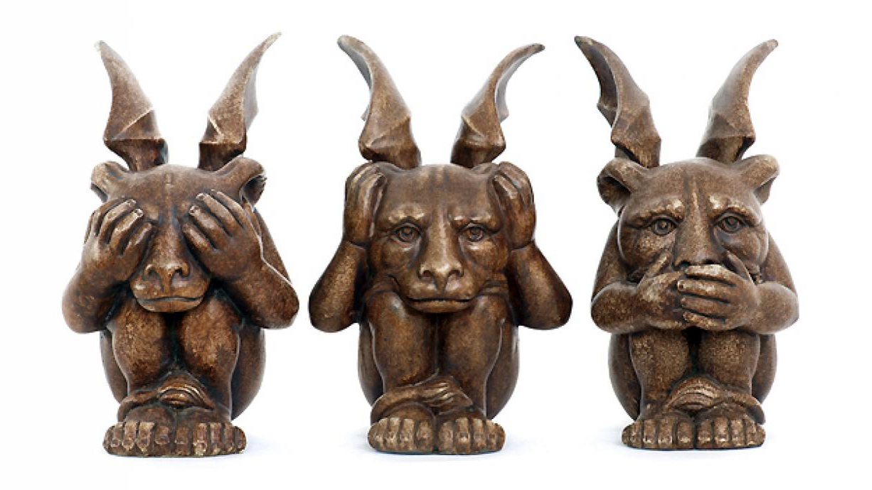 Tre figurer som håller för ögon, öron respektive mun.