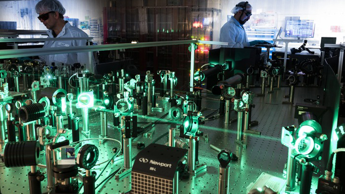 Forskare arbetar i frielektronlasern XFEL i Schenefeld, Tyskland.