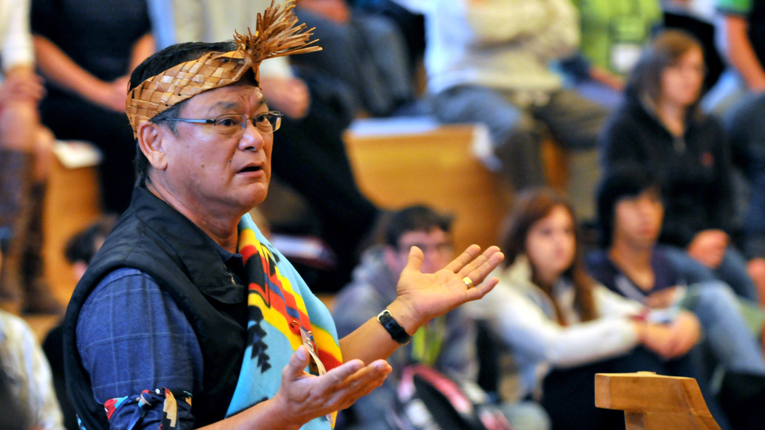 Representant för ursprungsbefolkningen i Kanada talar inför åhörare.