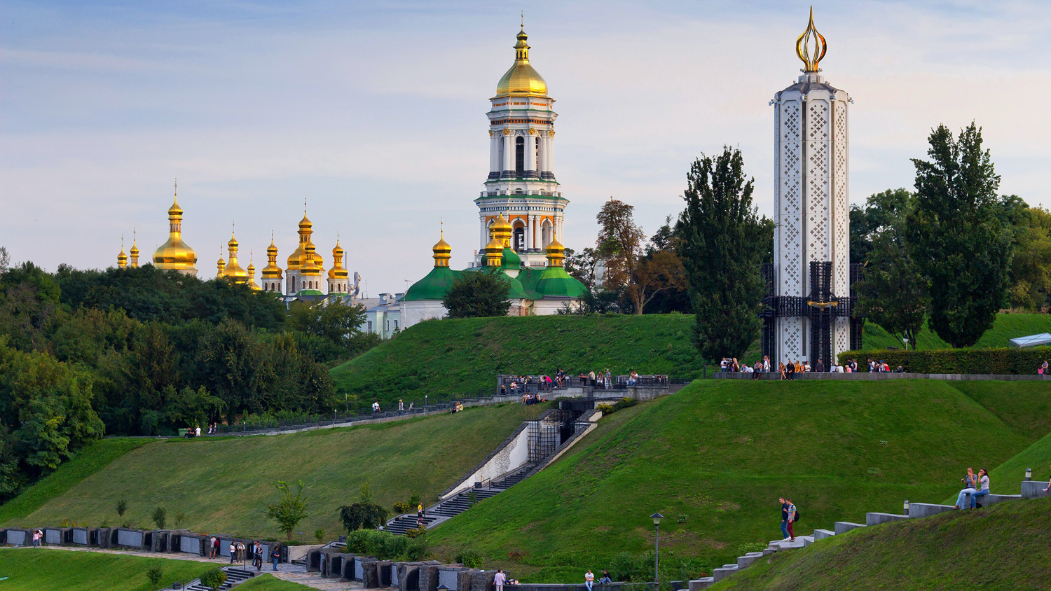 En basilika med förgyllda i kupoler i Kiev