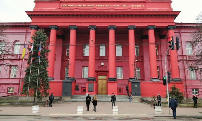 Universitetet i Kiev, en röd byggnad.