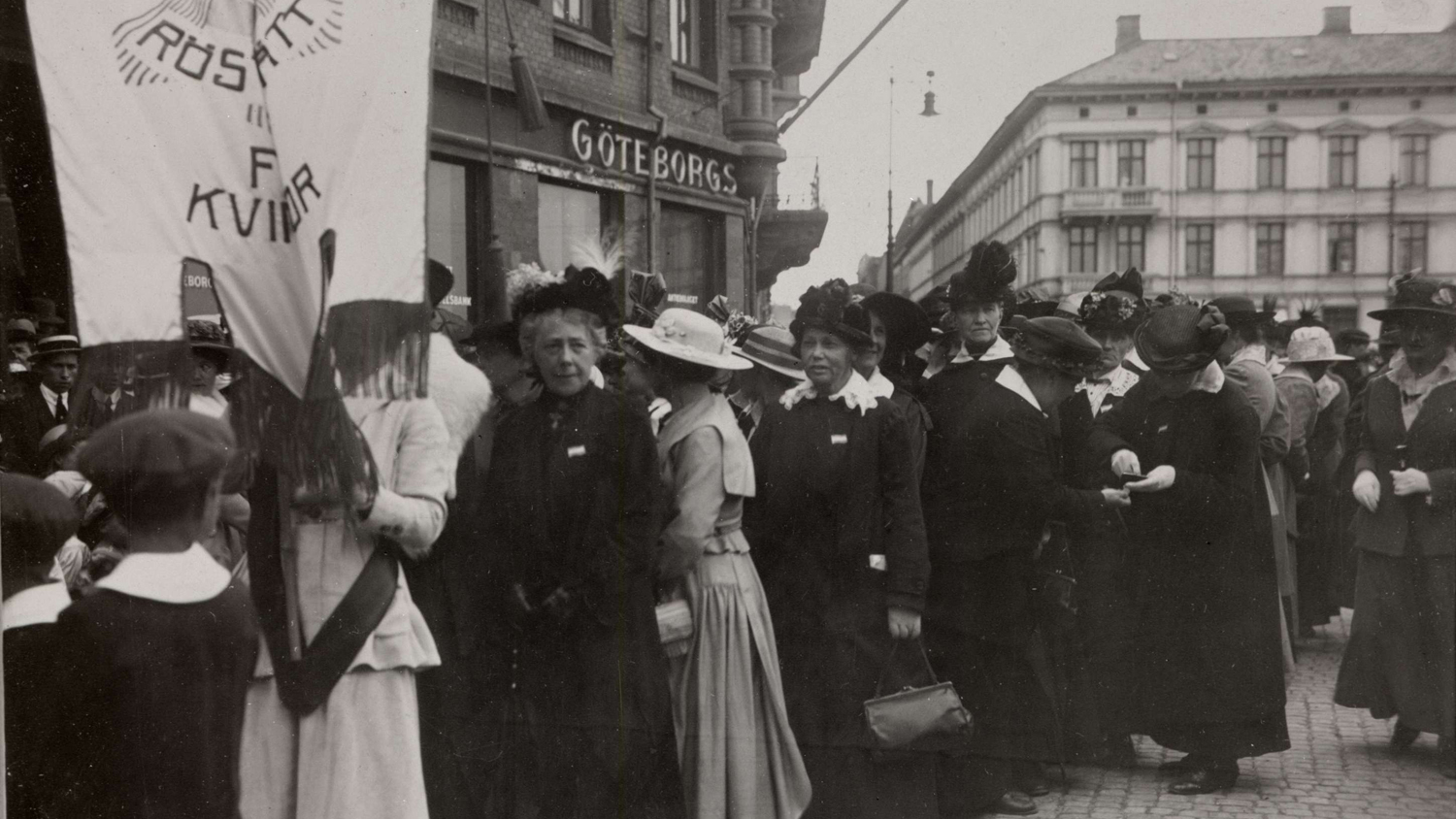 Svartvit bild av demonstrationståg för kvinnlig rösträtt i Sverige.