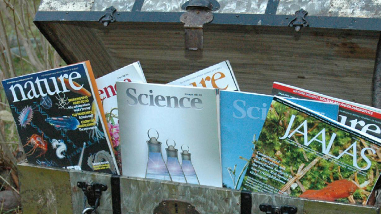 Vetenskapliga tidskrifter på en hylla.
