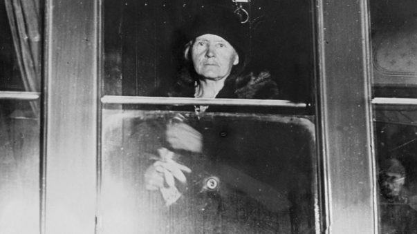 Marie Curie ståendes i tågvagn.