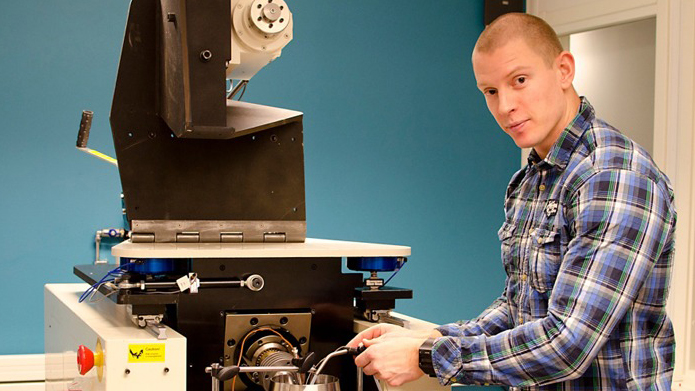 Närbild på Marcus Björling när han står bredvid en maskin