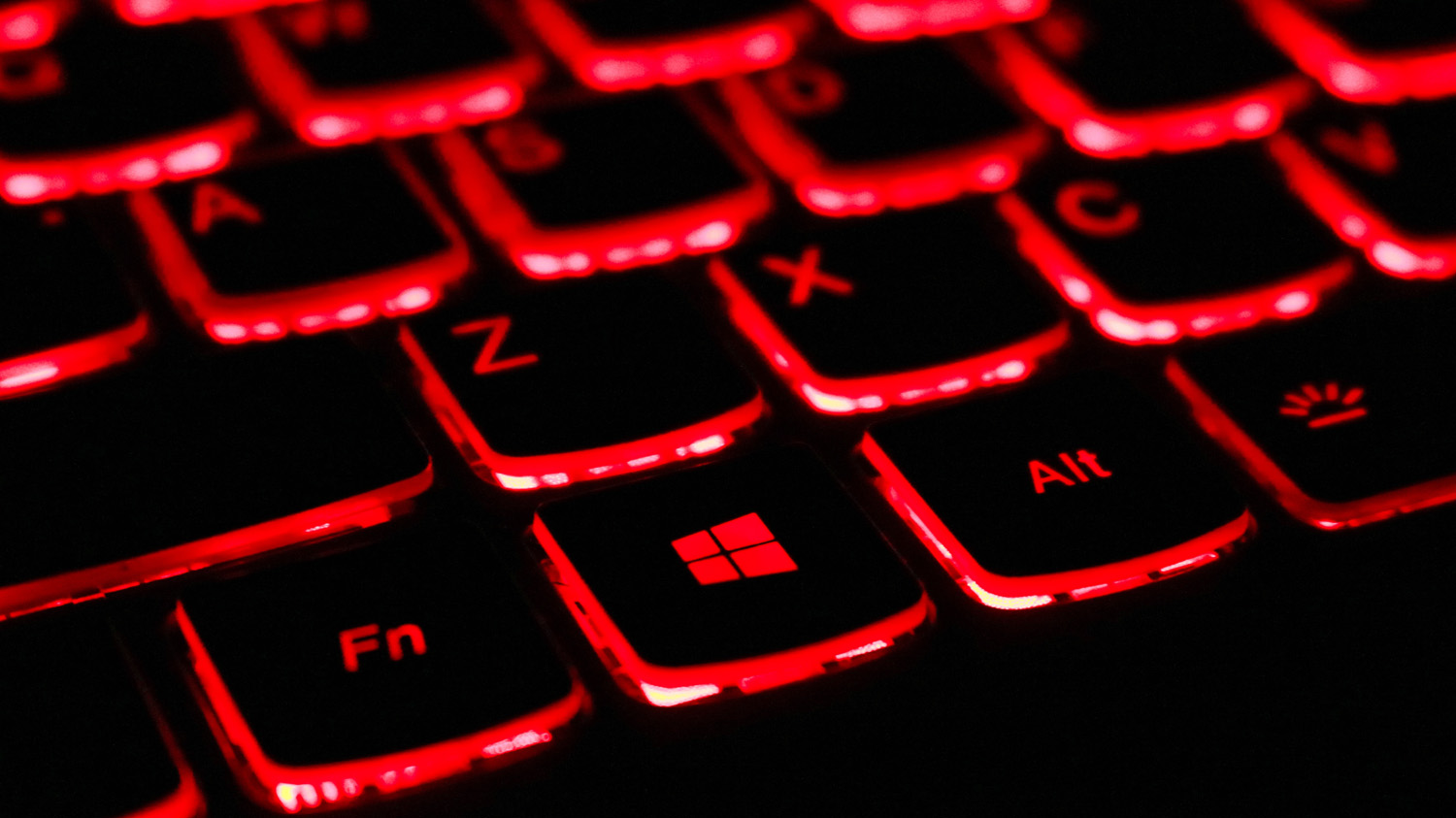 Närbild på tangentbord som har rött ljussken under knapparna. 