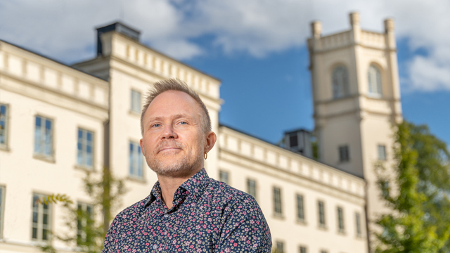 Mikael Larsson utanför teologiska institutionen i Uppsala.