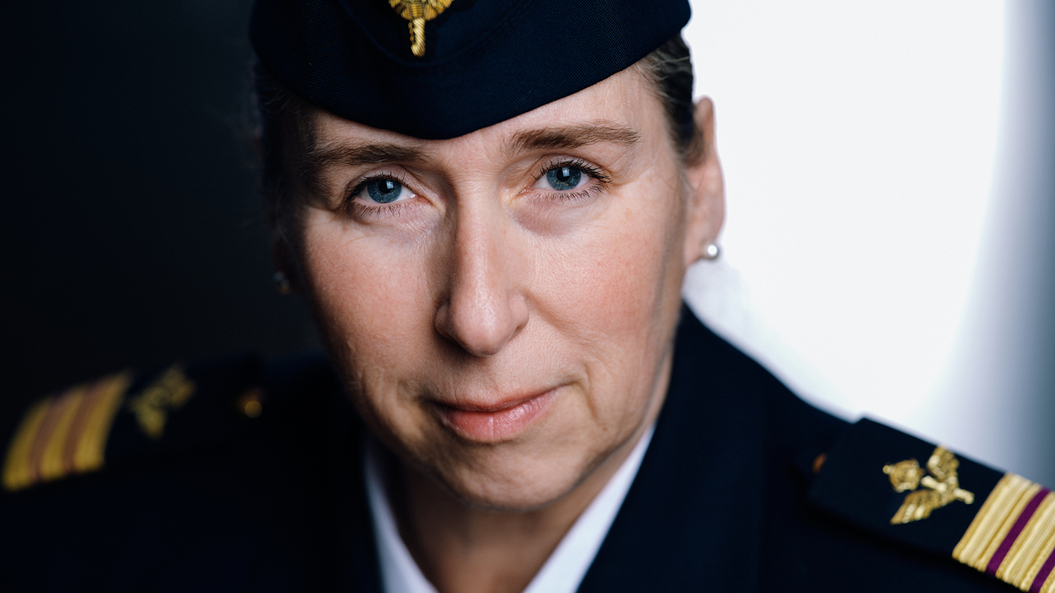 Närbild av kvinna i militär uniform.