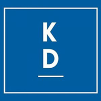 Bokstäverna K och D i vitt, ovanför varandra på blå bakgrund med vit ram  