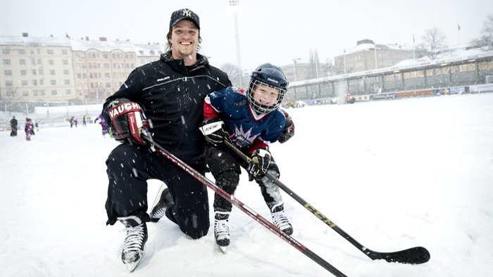 Johan Ankarklev tillsammans med sin son på hockeyrinken.